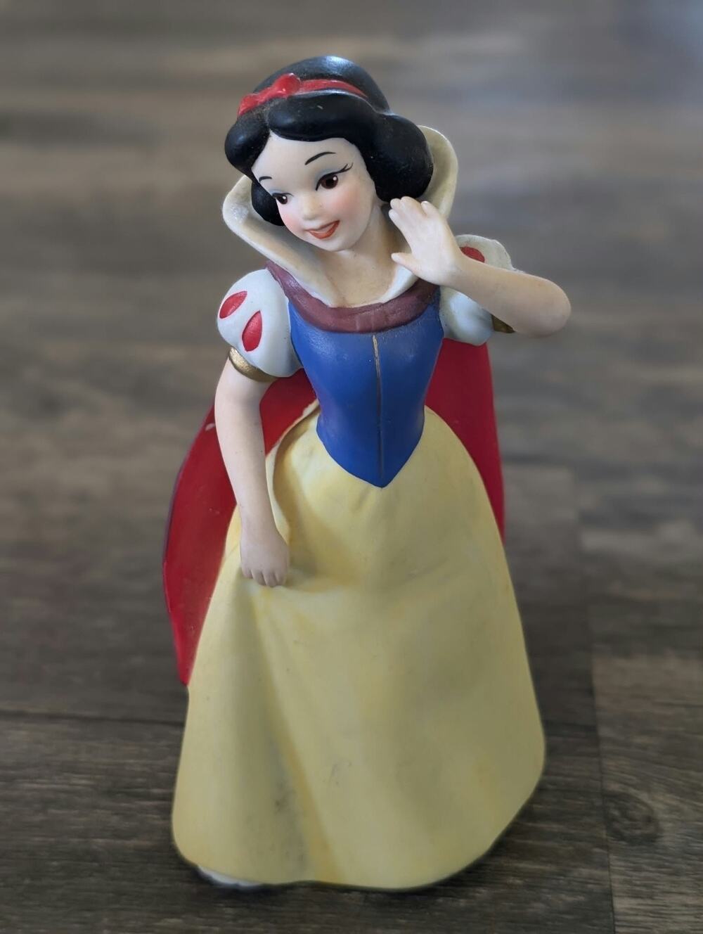 Vintage Disney Snow White Quality Porcelain Figurine 6” Sri Lanka Collectible